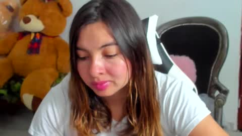Snapshot of laracat18 chatting on April 25, 2026, 2:36 am Lara online show from April 25, 2026, 2:36 am