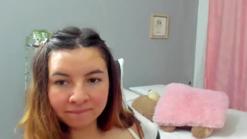 Snapshot of laracat18 chatting on May 16, 2026, 12:18 am Lara online show from May 16, 2026, 12:18 am