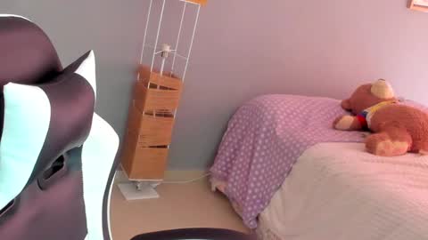 Snapshot of laracat18 chatting on May 19, 2026, 4:13 pm Lara online show from May 19, 2026, 4:13 pm