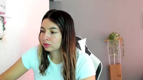 Snapshot of laracat18 chatting on May 25, 2026, 4:24 pm Lara online show from May 25, 2026, 4:24 pm