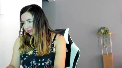 Snapshot of laracat18 chatting on May 30, 2026, 7:44 pm Lara online show from May 30, 2026, 7:44 pm