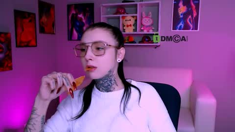 Snapshot of laratiz chatting on November 15, 2025, 10:34 am laratiz online show from November 15, 2025, 10:34 am