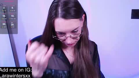 larawinters online show from December 22, 2025, 8:06 pm