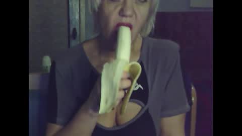 larisaq4ugo24 online show from February 3, 2025, 9:29 pm