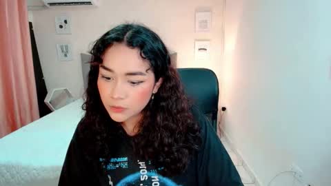 Larissas online show from November 23, 2025, 9:14 pm