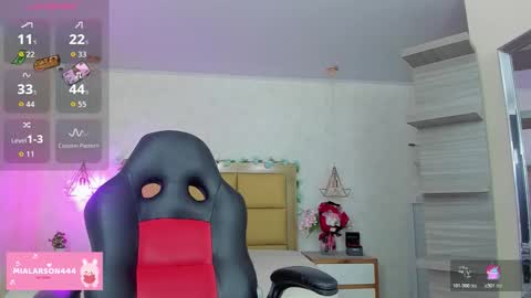 Snapshot of larsonmia chatting on February 3, 2026, 12:32 pm MIA online show from February 3, 2026, 12:32 pm