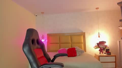 Snapshot of larsonmia chatting on February 24, 2026, 12:25 pm MIA online show from February 24, 2026, 12:25 pm