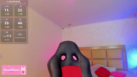 Snapshot of larsonmia chatting on February 25, 2026, 12:26 pm MIA online show from February 25, 2026, 12:26 pm