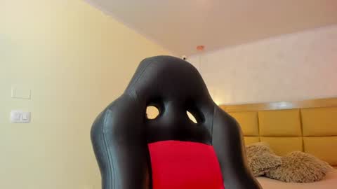 Snapshot of larsonmia chatting on June 17, 2026, 12:29 pm MIA online show from June 17, 2026, 12:29 pm