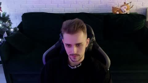 Snapshot of larstar01 chatting on December 23, 2024, 2:35 am Lars online show from December 23, 2024, 2:35 am