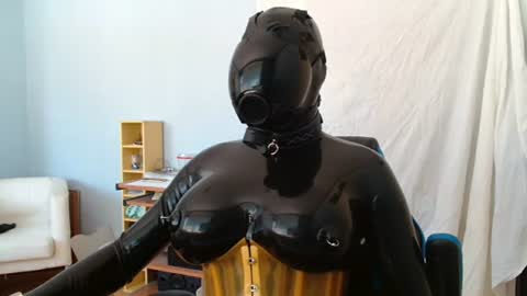 Snapshot of latex_doll_iris chatting on June 16, 2026, 7:33 am Latex Doll Iris online show from June 16, 2026, 7:33 am