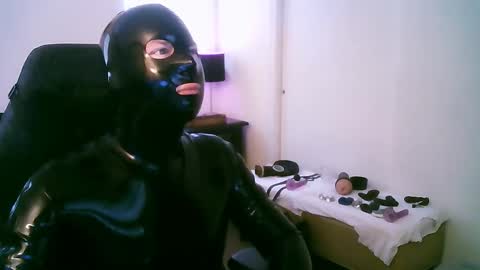 latexminheadroom online show from December 14, 2025, 7:07 pm