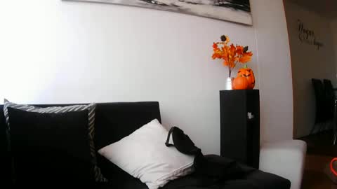 latiinvenushot online show from November 4, 2025, 4:06 pm