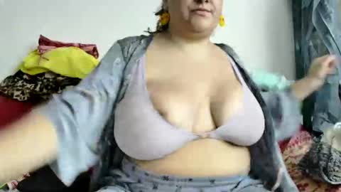 latinagoddess_isa online show from September 28, 2025, 9:42 pm