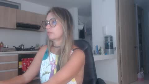 latinpaprika online show from October 19, 2025, 1:28 am