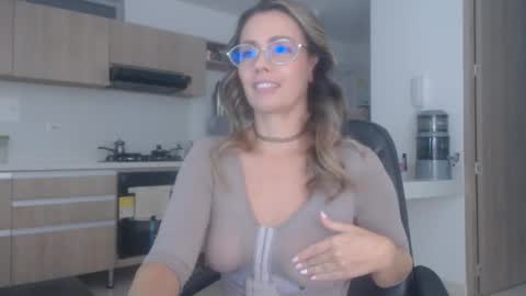 latinpaprika online show from December 14, 2025, 11:37 am