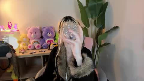 laukyubey1 online show from October 24, 2025, 1:57 am