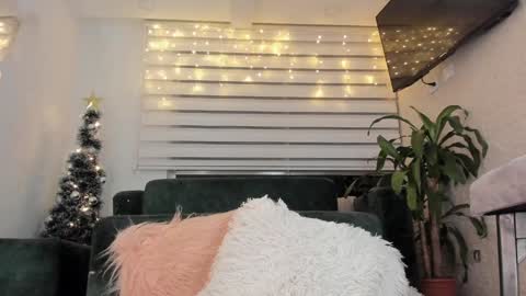 laura cruz online show from December 12, 2024, 3:21 am