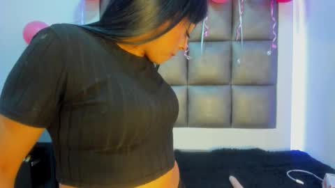 laura__js_ online show from November 5, 2025, 4:51 pm