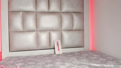 laura__js_ online show from November 28, 2025, 6:16 am