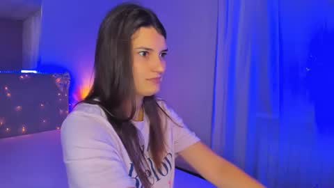 Snapshot of laura__leee chatting on July 19, 2026, 5:11 am Laura online show from July 19, 2026, 5:11 am