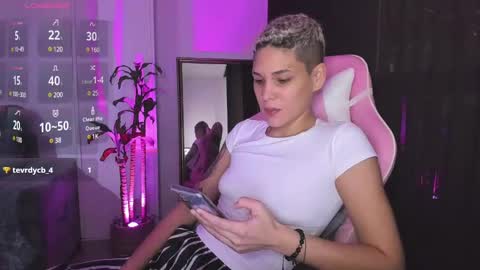 Snapshot of laura_r23 chatting on December 20, 2024, 2:08 am Laura Rose online show from December 20, 2024, 2:08 am