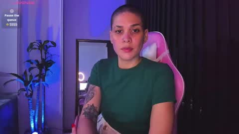 Snapshot of laura_r23 chatting on December 22, 2024, 6:17 am Laura Rose online show from December 22, 2024, 6:17 am