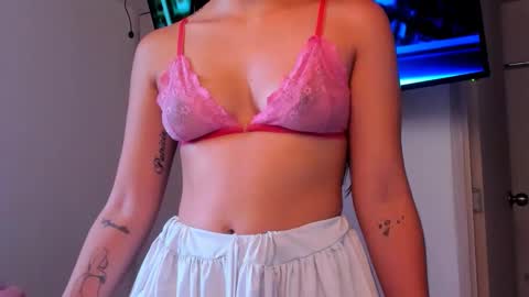 Snapshot of laura_soe chatting on October 18, 2025, 8:53 pm LAURA SOE online show from October 18, 2025, 8:53 pm