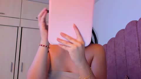 Snapshot of laura_soe chatting on November 6, 2025, 11:26 pm LAURA SOE online show from November 6, 2025, 11:26 pm