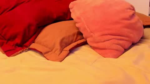 Snapshot of laura_soe chatting on November 28, 2025, 1:52 am LAURA SOE online show from November 28, 2025, 1:52 am