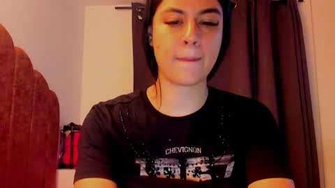 Snapshot of laura_soe chatting on December 2, 2025, 11:56 pm LAURA SOE online show from December 2, 2025, 11:56 pm