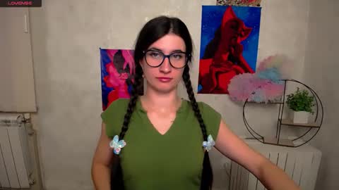 Laura online show from November 10, 2025, 1:43 pm