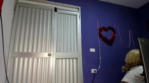 laurahot_699 online show from November 18, 2025, 3:27 pm