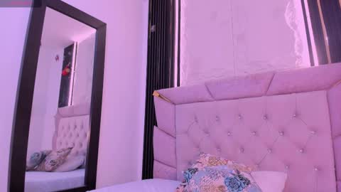 Laurem online show from March 8, 2025, 7:09 pm