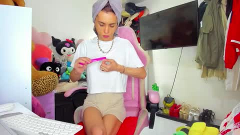 Snapshot of laurencesophiets chatting on November 15, 2025, 2:24 pm SF online show from November 15, 2025, 2:24 pm