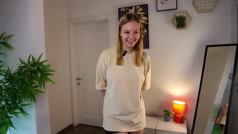 Ellie  online show from October 27, 2025, 11:25 am