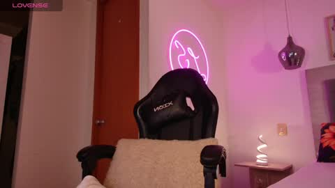 Lauren Saenz online show from April 18, 2026, 12:09 pm