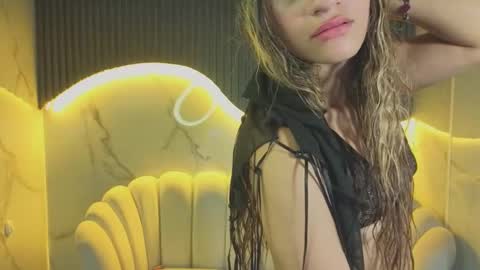 Laurita  online show from November 7, 2025, 4:40 pm