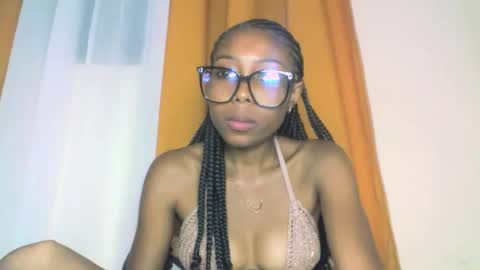 Snapshot of layannek chatting on October 21, 2025, 3:24 pm layannek online show from October 21, 2025, 3:24 pm