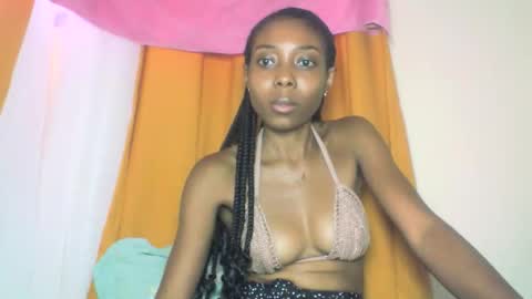 Snapshot of layannek chatting on November 18, 2025, 8:41 am layannek online show from November 18, 2025, 8:41 am