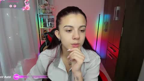 Layla online show from September 15, 2025, 2:28 pm