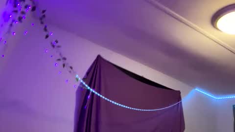 Layla online show from November 22, 2025, 6:34 am