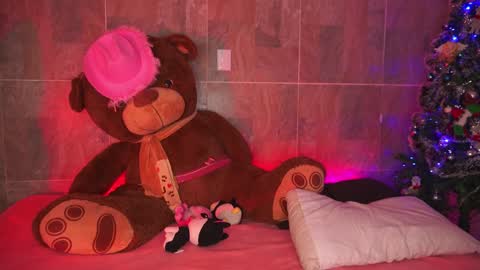 Snapshot of league_of_lovers2 chatting on December 30, 2024, 1:04 am Vero Andy and Caius online show from December 30, 2024, 1:04 am