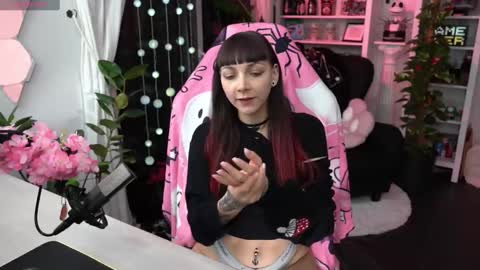 Leah online show from February 6, 2025, 8:56 pm