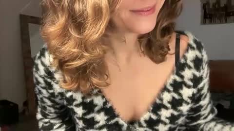 Leah Sparkles online show from December 17, 2025, 2:45 pm