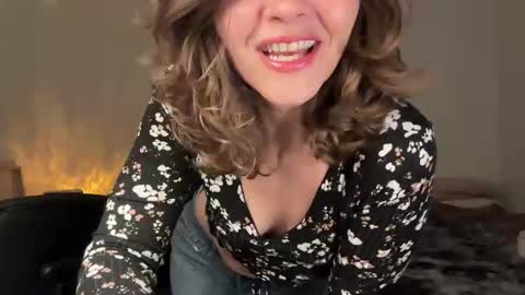 Snapshot of leahsparkles chatting on April 28, 2026, 1:59 am Leah Sparkles online show from April 28, 2026, 1:59 am