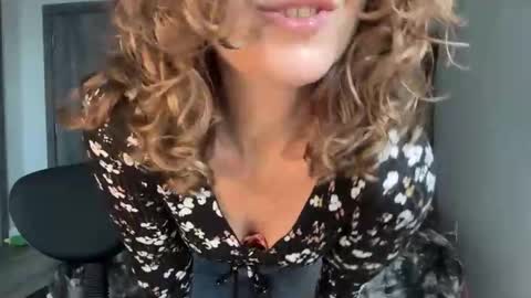 Snapshot of leahsparkles chatting on May 21, 2026, 3:41 pm Leah Sparkles online show from May 21, 2026, 3:41 pm