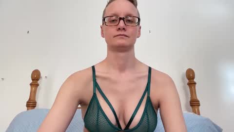 Snapshot of leahwilde chatting on February 24, 2025, 4:04 pm Lee online show from February 24, 2025, 4:04 pm