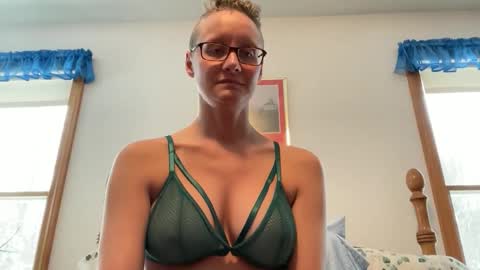 Snapshot of leahwilde chatting on December 4, 2025, 3:32 pm Lee online show from December 4, 2025, 3:32 pm