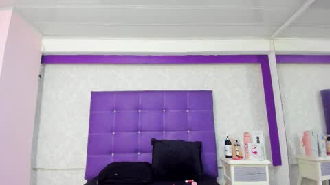 leamoreau__ online show from October 14, 2025, 12:17 pm